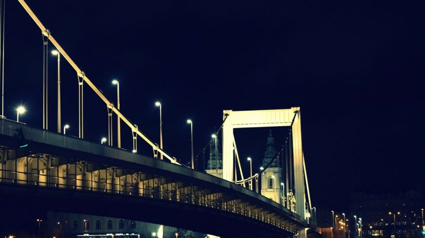 img_A_hetvegen_az_Erzsebet_hidat_takaritjak-3