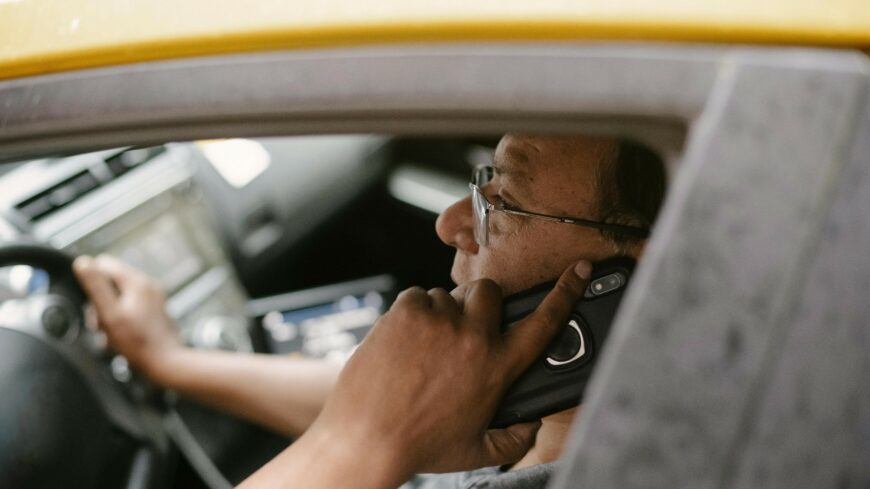 img_A_vezetes_kozbeni_telefonhasznalatot_ellenorzi_a_rendorseg_az_utakon-4