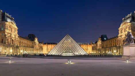 Elfogtak két férfit, akiket a párizsi Louvre kirablásával gyanúsítanak