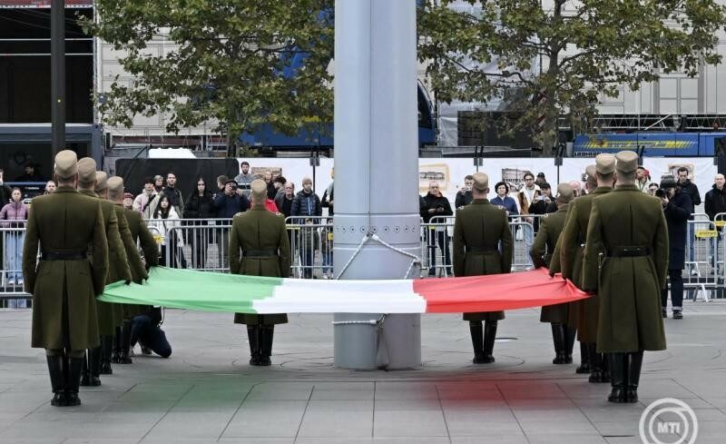 img_Felvontak_a_nemzeti_lobogot_az_Orszaghaz_elott-3