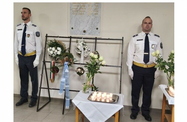 img_Tisztelges_a_szolgalati_halottak_emleke_elott
