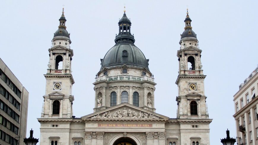 img_Szentmisevel__fenyfestessel_es_koncerttel_unnepeltek_a_120_eves_a_Szent_Istvan-bazilikat-6