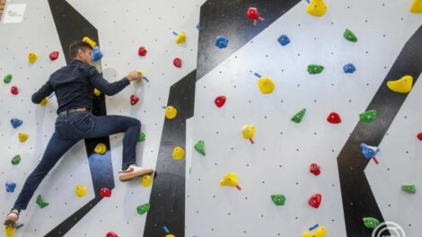 Átadták az első iskolai mászófalat Cegléden