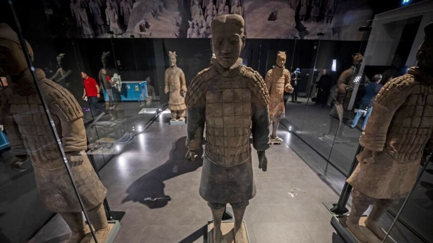 img_erkeznek_a_kinai_agyagkatonak_a_Szepmuveszeti_Muzeumba-1