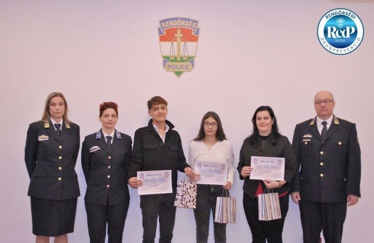 img_Drogprevencios_jatek_dijatadoja_Bonyhadon