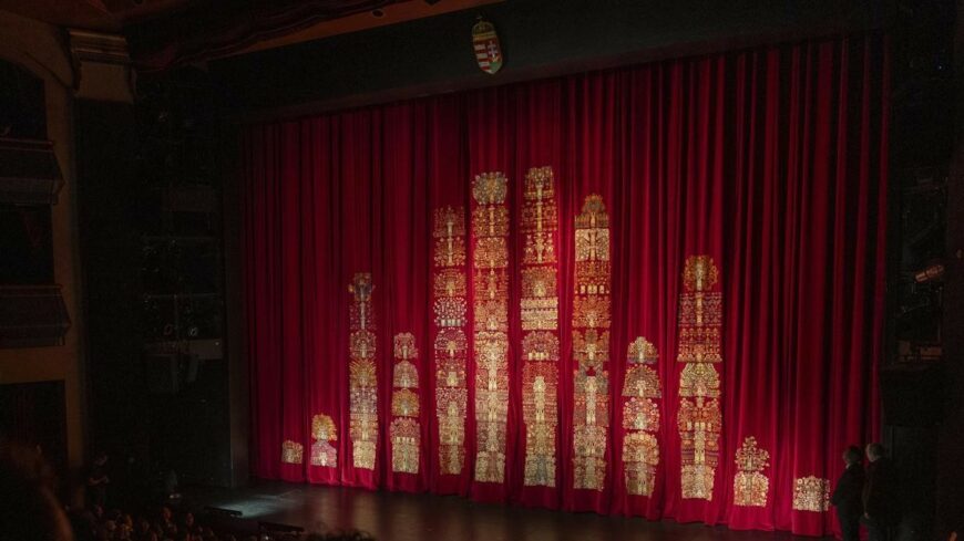 img_Felavattak_a_Nemzeti_Szinhaz_uj_diszfuggonyet