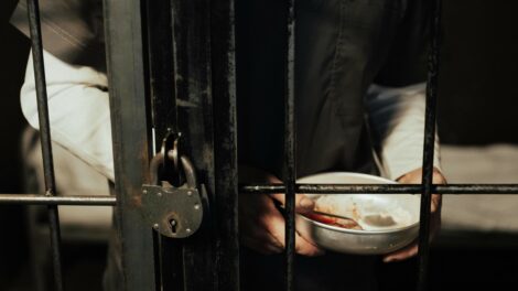 Mesékkel és zsarolással milliók