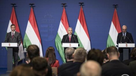 Orbán a Karmeliában tartott nemzetközi sajtótájékoztatót