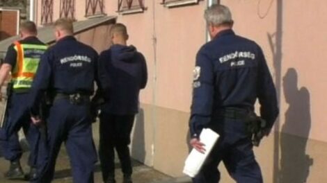 A betörő elemlámpájának fényére ébredtek