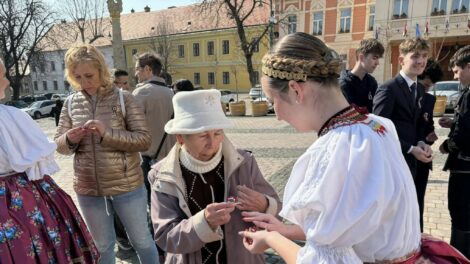 Fejet hajtottak a hősök emléke előtt