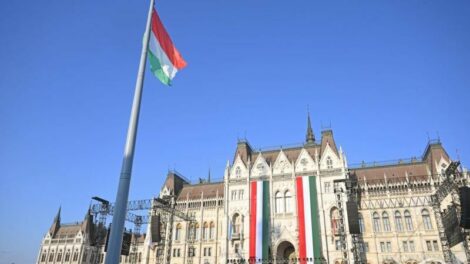 Felvonták a nemzeti lobogót az Országház előtt