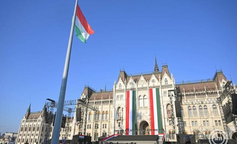 img_Felvontak_a_nemzeti_lobogot_az_Orszaghaz_elott-1