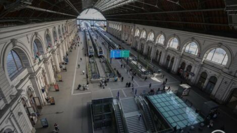 Megemelt, akadálymentes peron a Keletiben