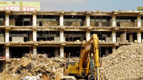 Beindult a tavaszi felújítási szezon, nő a bontási hulladék mennyisége