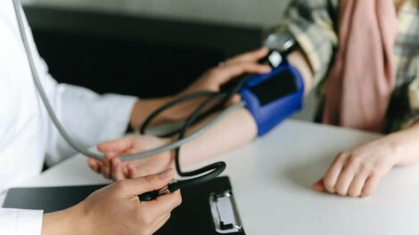 Rendszeres vérnyomásméréssel megelőzhetőek a hipertóniás szövődmények