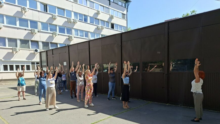 img__Kihivas_Napi_kozos_torna_FLASHMOB__a_Tolna_Varmegyei_Kormanyhivatalban