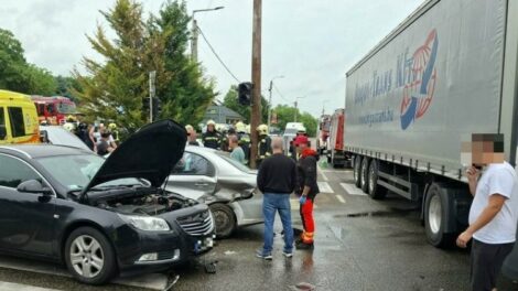 Egy kamion és két személygépkocsi ütközött össze Simontornya belterületén