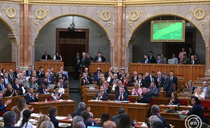 img_Alkotmanybirot_valaszthat_a_parlament-3