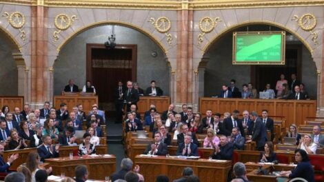 Alkotmánybírót választhat a parlament