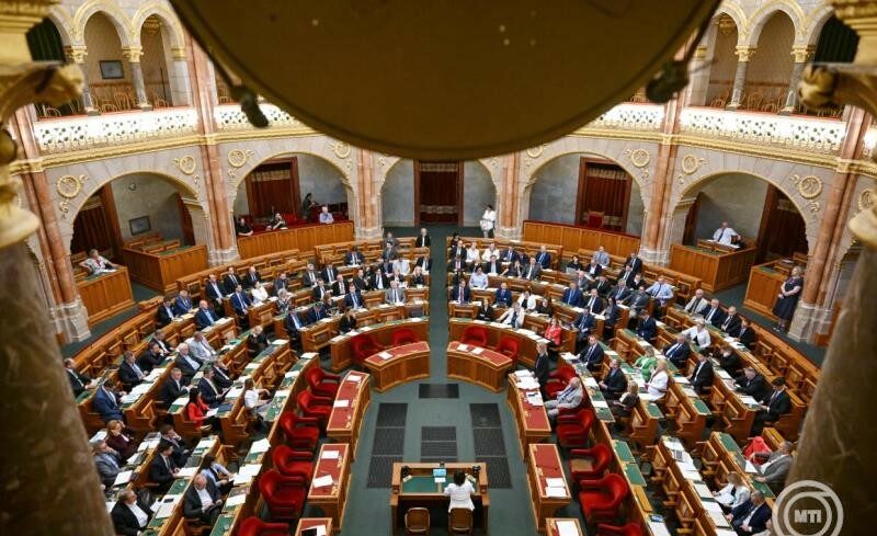img_Ma_dont_a_parlament_a_tizenhetedik_alaptorveny-modositasrol