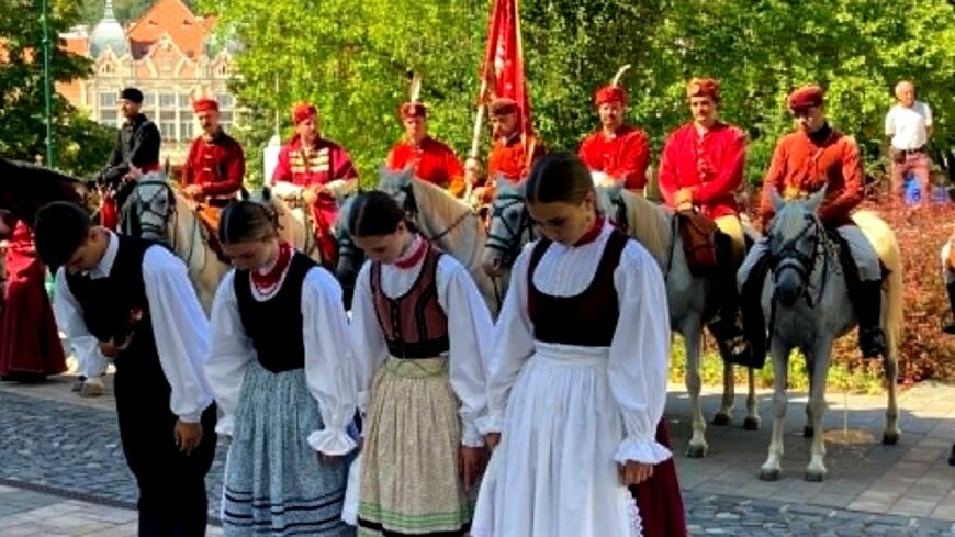 img_Mohacs_500_-_koszoruzas_Szekszardon