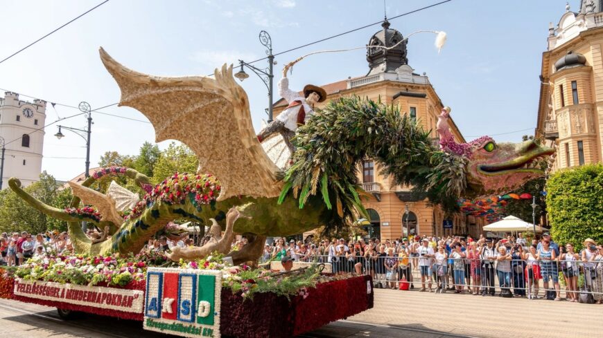 img_Tobb_szazezer_viraggal_keszul_Debrecen_a_karnevalra-4