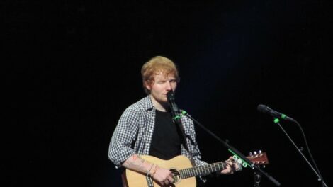 Ed Sheeran könnyek között tért vissza a színpadra a Macklemore-ügy után