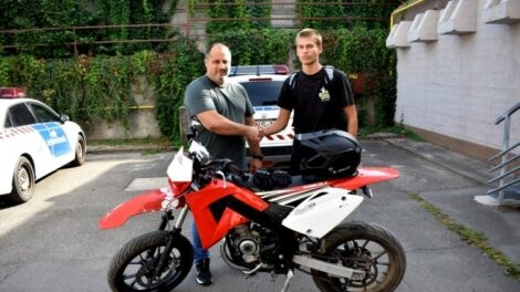 Lelökte a fiút és elhajtott a motorjával