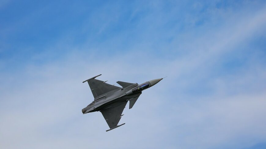 img_Legi_parade_Budapesten__Gripen_vadaszgepek_huznak_nemzeti_szinu_fustot_oktober_23-an