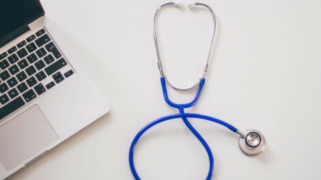 Rendszeres tájékoztatás, elégedettségi mérés és bejelentővédelmi rendszer indul az egészségügyben